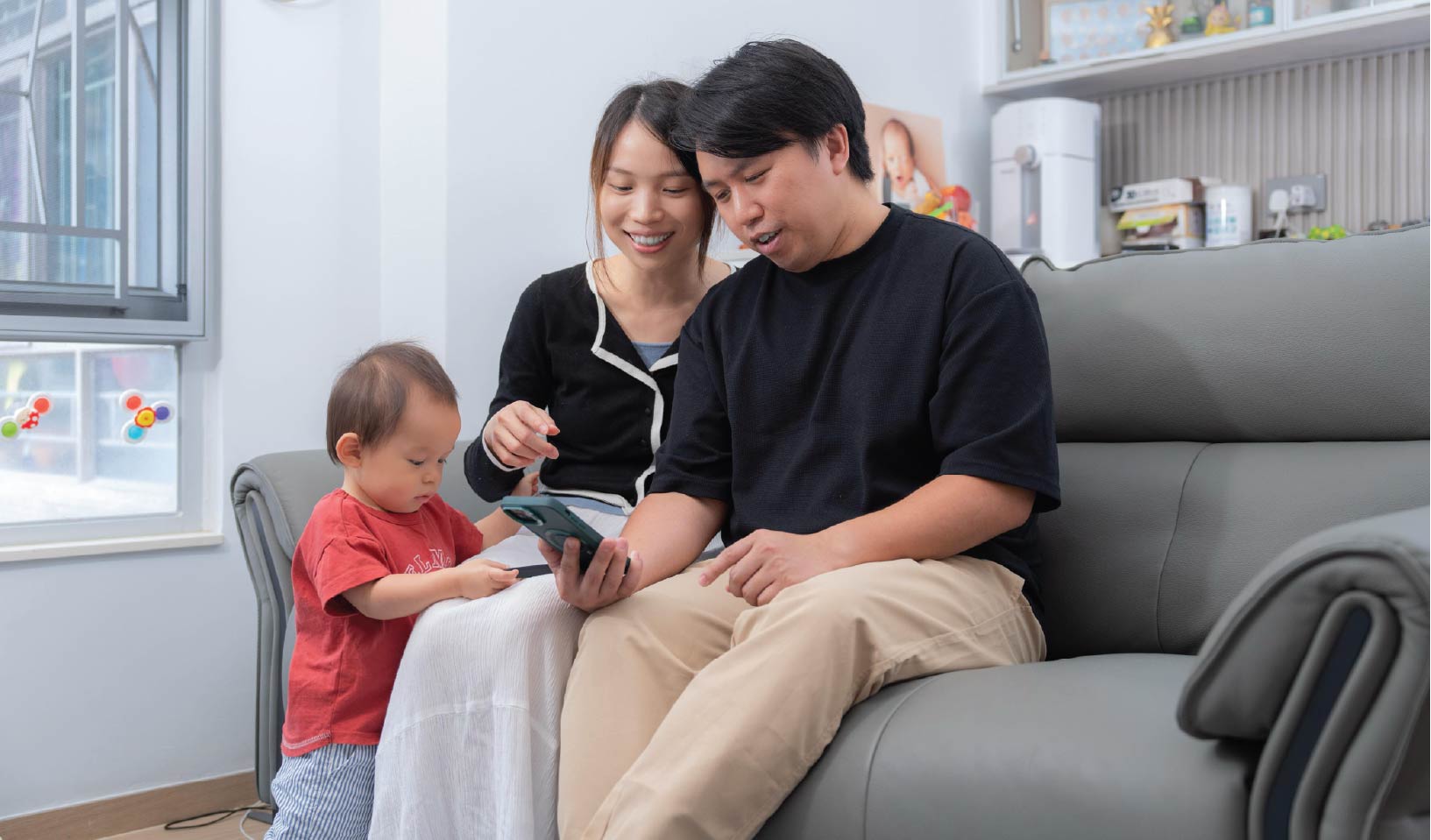 現時，父母登入流動應用程式後，可前往「我的家庭成員」頁面，拍攝子女的香港出生證明書，核對及輸入相關資料，為16歲以下的子女登記醫健通。完成登記後，父母可透過已登記的通訊方式收到通知，而子女亦自動被添加成為父母流動應用程式內的「我的家庭成員」。父母日後可一站式管理子女的健康紀錄，例如：預約紀錄、疫苗紀錄、兒童成長紀錄和藥物紀錄等，逐步為子女建立終身的健康紀錄。