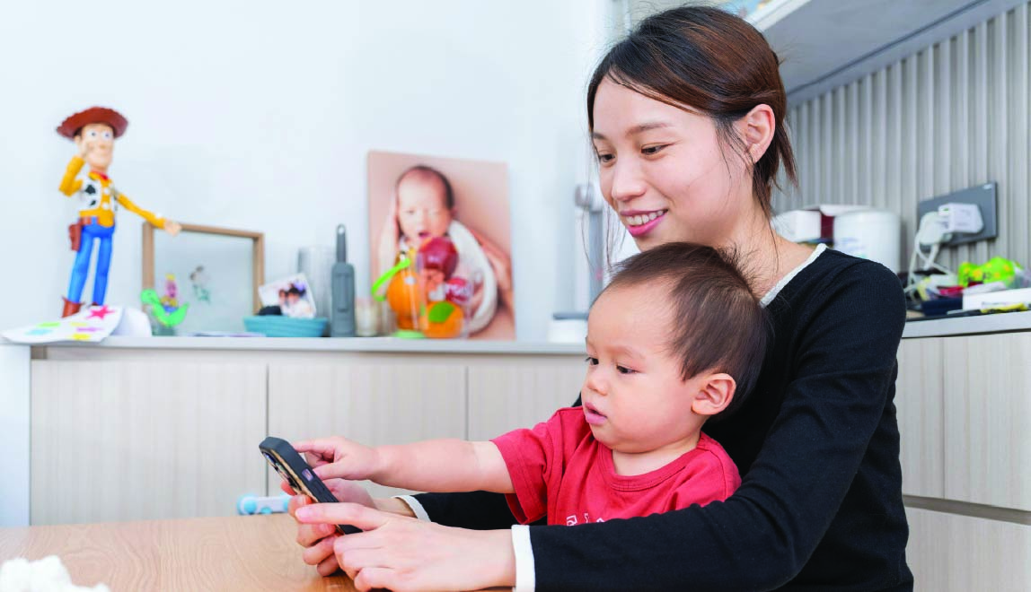 「剛生完寶寶時真的很無助，既要調養身體，又要擔心母乳不足、寶寶排便是否正常。現在只要打開醫健通App，就能馬上查詢到有關育兒的資料，連半夜遇到問題都能立即找到解答，方便太多了！」