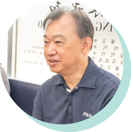 另一病人郑顺斌先生也非常赞成医疗纪录互通，他表示：「现在，无论我前往哪里求医，只要该医护机构张贴了认证标志，我就知道这些医护机构不但可以透过医健通查阅我的病历，更可把我的病历存放至我的个人医健通户口，给其他获我授权的医护机构查阅。」