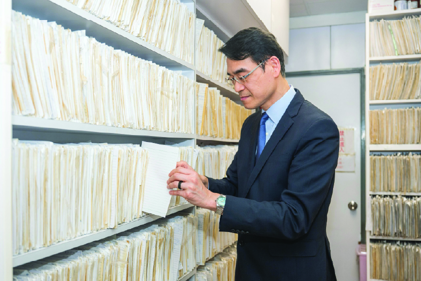 林永和医生拥有逾三十年经营私家诊所的经验，他形容社区中的私家诊所如同繁忙的「茶餐厅」，而医生则像一位「一脚踢」的厨师，须在短时间内完成诊断、处方及记录病历等多重工作。「自1993年开业以来，诊所累积及保存了超过十万份纸本病历。然而，诊所空间有限，我们于2017年开始将病历纪录数码化，不仅节省了诊所的储存空间，更能更安全地储存病人的资料，让我能更快速地透过临床医疗管理系统掌握病人的健康状况。」