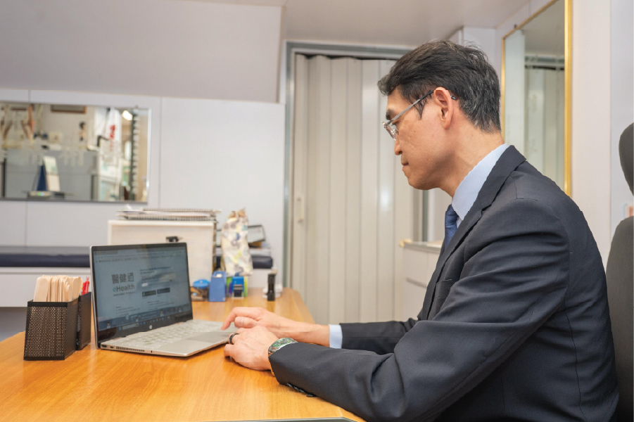 「透过医健通，我能即时查阅及全面掌握病人的诊断纪录、用药历史、过敏反应及化验报告等重要医疗资讯。这让我能更准确地评估病人对药物的反应，并从检验数据中获取关键参考资讯，有效提升对新症与慢性病患者的诊疗质素。例如，曾有一位病人的化验结果显示血色素轻微下降，我即时透过医健通检视他的过往病历，追踪血色素的变化趋势，以判断是否需要进一步治疗。此外，我亦曾在准备为病人安排甲状腺检查前，透过医健通发现该病人三个月内已做过相同检查，成功避免重复检验，既节省了医疗资源，也减轻患者负担。」林医生补充。