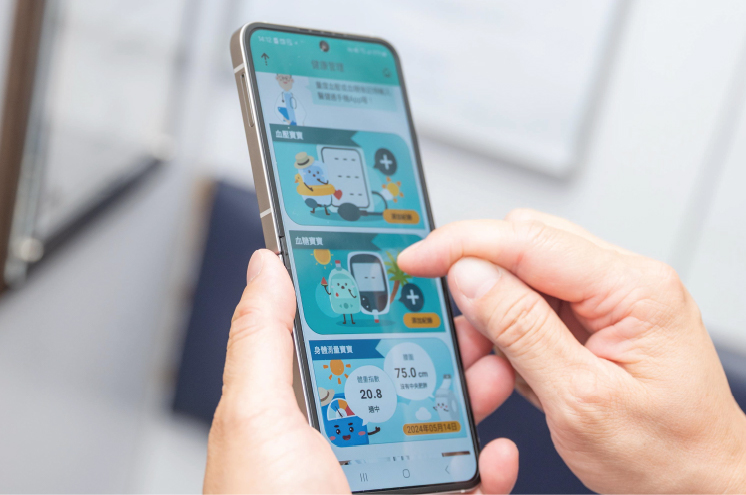 林医生的病人黄荣辉先生是「慢病共治计划」的参加者，经筛查发现自己患上糖尿病，于是向已参与「慢病共治计划」的林医生求医。平日黄先生会透过医健通流动应用程式定期记录自己的血压和血糖，并每隔三个月进行覆诊。