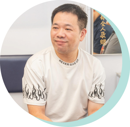 「覆诊的时候，我只需要出示医健通流动应用程式，林医生便可以得知我日常的健康数据。他更可以直接在医健通查看我每隔半年至一年在化验所进行的验血报告，在覆诊时为我讲解报告内容，并按照最新的数据作出跟进。而林医生的诊所更成为了『认证计划』的医护机构，他可把我的病历存放在医健通，方便我到其他公私营医护机构覆诊。」