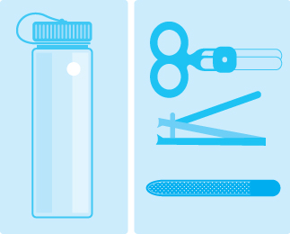 纪念品（右）：塑料水樽；（左）：修指甲工具套装