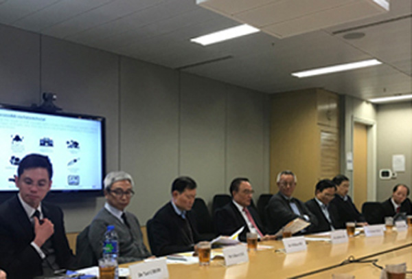 many people in a meeting 2